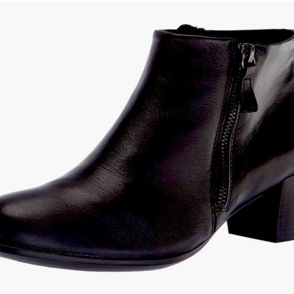 Ecco Shoes - Black Women’s Ecco Booties size 7.5.